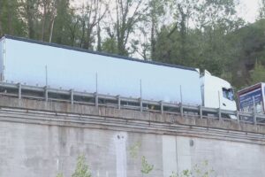 Code chilometriche di camion verso la Svizzera, problemi al traffico in zona dogana