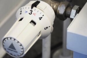 Freddo e rincari, bollette più care del 26%. Termosifoni accesi da oggi anche a Como