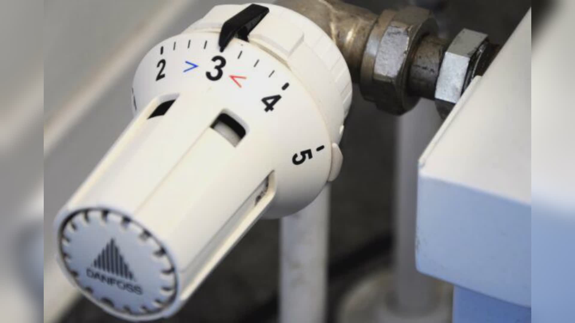 Freddo e rincari, bollette più care del 26%. Termosifoni accesi da oggi anche a Como