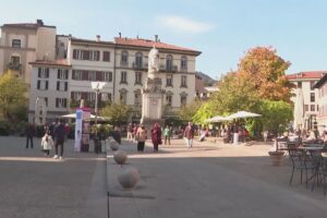 Piazza Volta e dintorni, esposto dei residenti. Cento firme contro maranza e movida indisciplinata