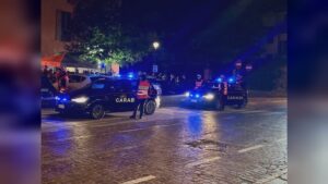 Lurate Caccivio: 17enne aggredito, denunciato 60enne. In casa nascondeva armi e munizioni