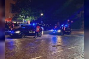 Lurate Caccivio: 17enne aggredito, denunciato 60enne. In casa nascondeva armi e munizioni