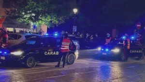 Lurate Caccivio: 17enne aggredito, denunciato 60enne. In casa nascondeva armi e munizioni