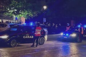 Lurate Caccivio: 17enne aggredito, denunciato 60enne. In casa nascondeva armi e munizioni