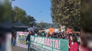 Scuole, parchi e servizi alle famiglie: in 300 alla manifestazione per le vie di Como “#Ora basta!”