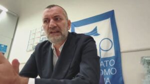Guerriglia a Milano: città devastata, agenti feriti. Il Sap: “Ragazzini incontrollabili”