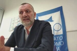 Guerriglia a Milano: città devastata, agenti feriti. Il Sap: “Ragazzini incontrollabili”
