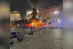 Guerriglia a Milano: città devastata, agenti feriti. Il Sap: “Ragazzini incontrollabili”