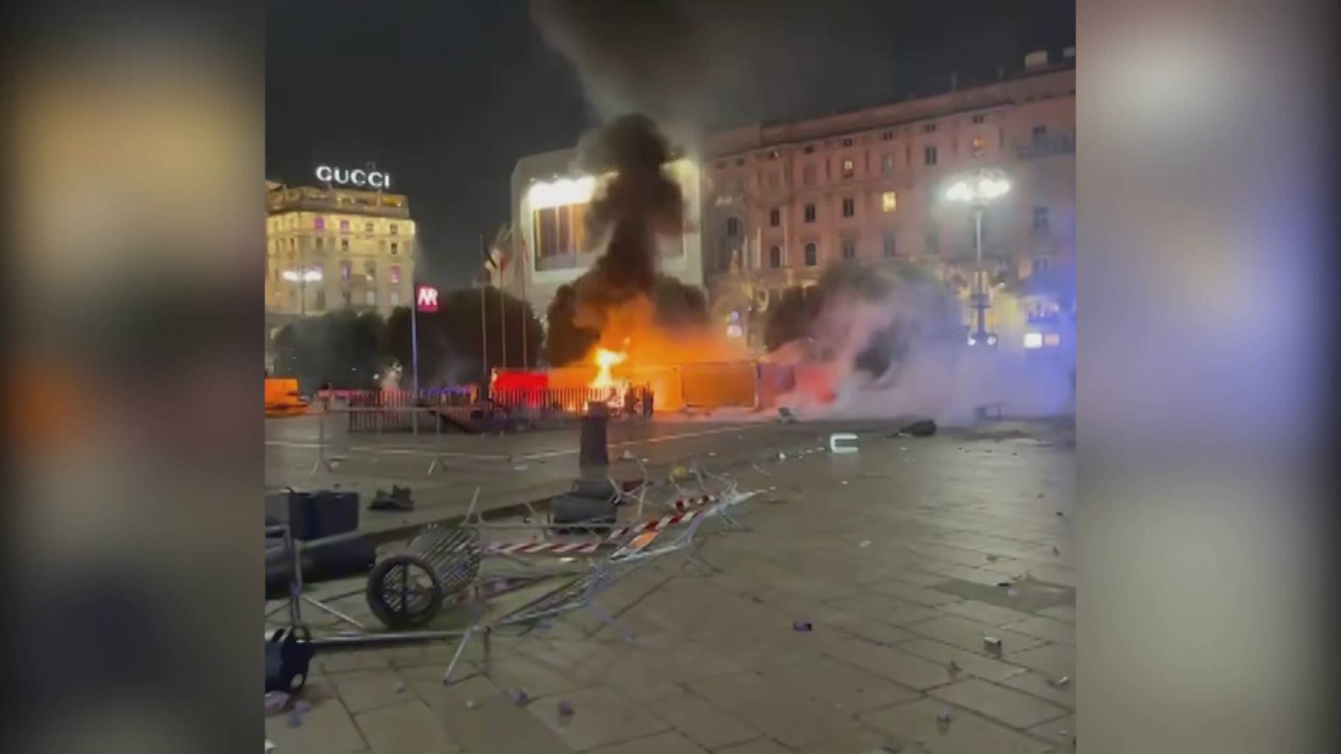 Guerriglia a Milano: città devastata, agenti feriti. Il Sap: “Ragazzini incontrollabili”