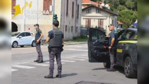 Spaccio al parco giochi di Claino con Osteno, i finanzieri denunciano un 18enne