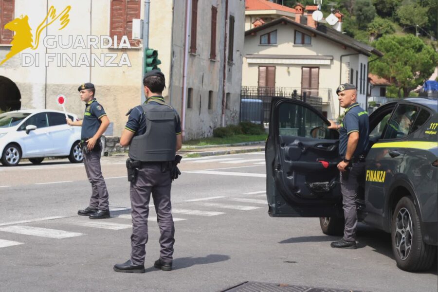18030 Spaccio al parco giochi di Claino con Osteno i finanzieri denunciano un 18enne 1792412719