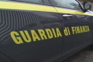 Spaccio al parco giochi di Claino con Osteno, i finanzieri denunciano un 18enne