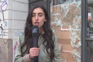 Milano sotto scacco tra violenze e razzie nei negozi. La rabbia di commercianti e cittadini