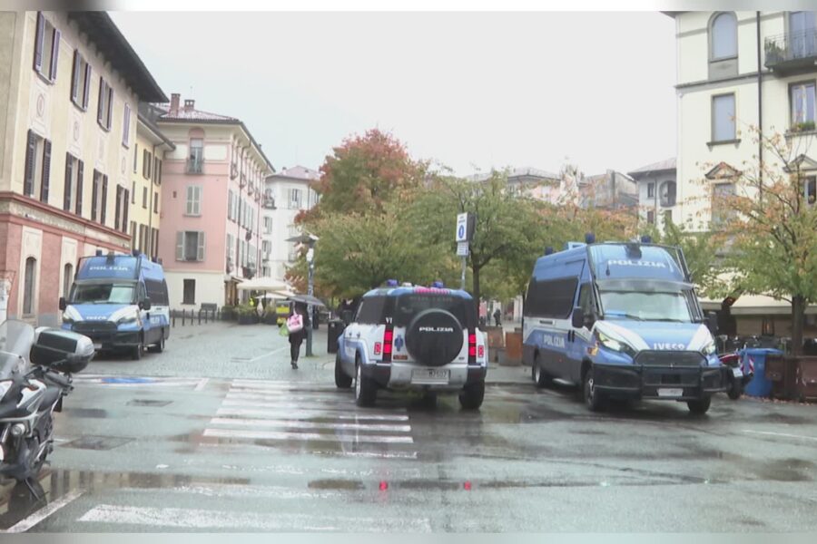 18113 Rissa tra tifosi inglesi in piazza Volta nella notte a Como. Tre feriti portati in ospedale 1792577795