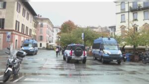 Rissa tra tifosi inglesi in piazza Volta nella notte a Como. Tre feriti portati in ospedale