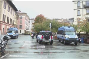 Rissa tra tifosi inglesi in piazza Volta nella notte a Como. Tre feriti portati in ospedale