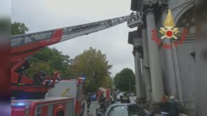 Caduta di calcinacci dal santuario del Crocifisso, intervento dei vigili del fuoco