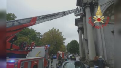 Caduta di calcinacci dal santuario del Crocifisso, intervento dei vigili del fuoco