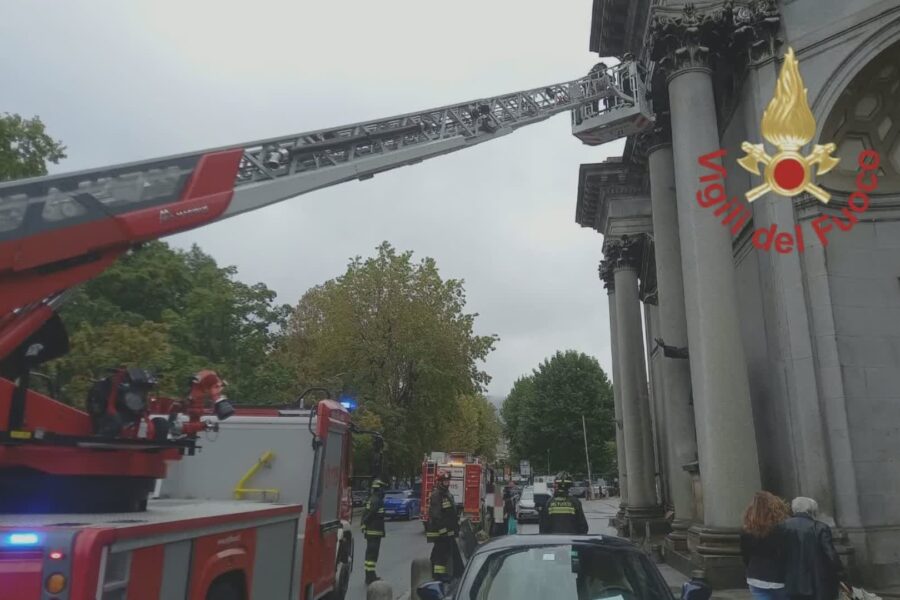18141 Caduta di calcinacci dal santuario del Crocifisso intervento dei vigili del fuoco 1792596753