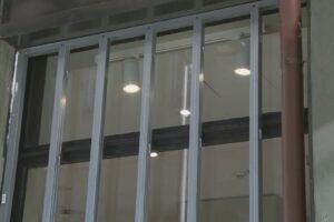 Possibile protesta di sabato a Como. I negozi corrono ai ripari, c’è chi “blinda” le vetrine