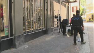 Possibile protesta di sabato a Como. Primi eventi annullati e vetrine dei negozi messe in sicurezza