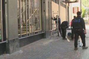 Possibile protesta di sabato a Como. Primi eventi annullati e vetrine dei negozi messe in sicurezza