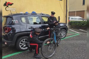 Torno, ruba una bici elettrica da 4.500 euro: denunciato 24enne marocchino