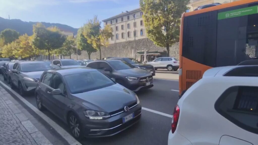 Passaggio a livello bloccato, ancora code in viale Battisti per un guasto a un treno a Como Borghi