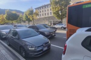 Passaggio a livello bloccato, ancora code in viale Battisti per un guasto a un treno a Como Borghi