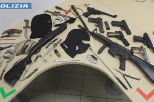 Istigazione a delinquere, 25 indagati, 21 minorenni. A un 22enne sequestrati passamontagna e armi