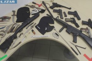 Istigazione a delinquere, 25 indagati, 21 minorenni. A un 22enne sequestrati passamontagna e armi