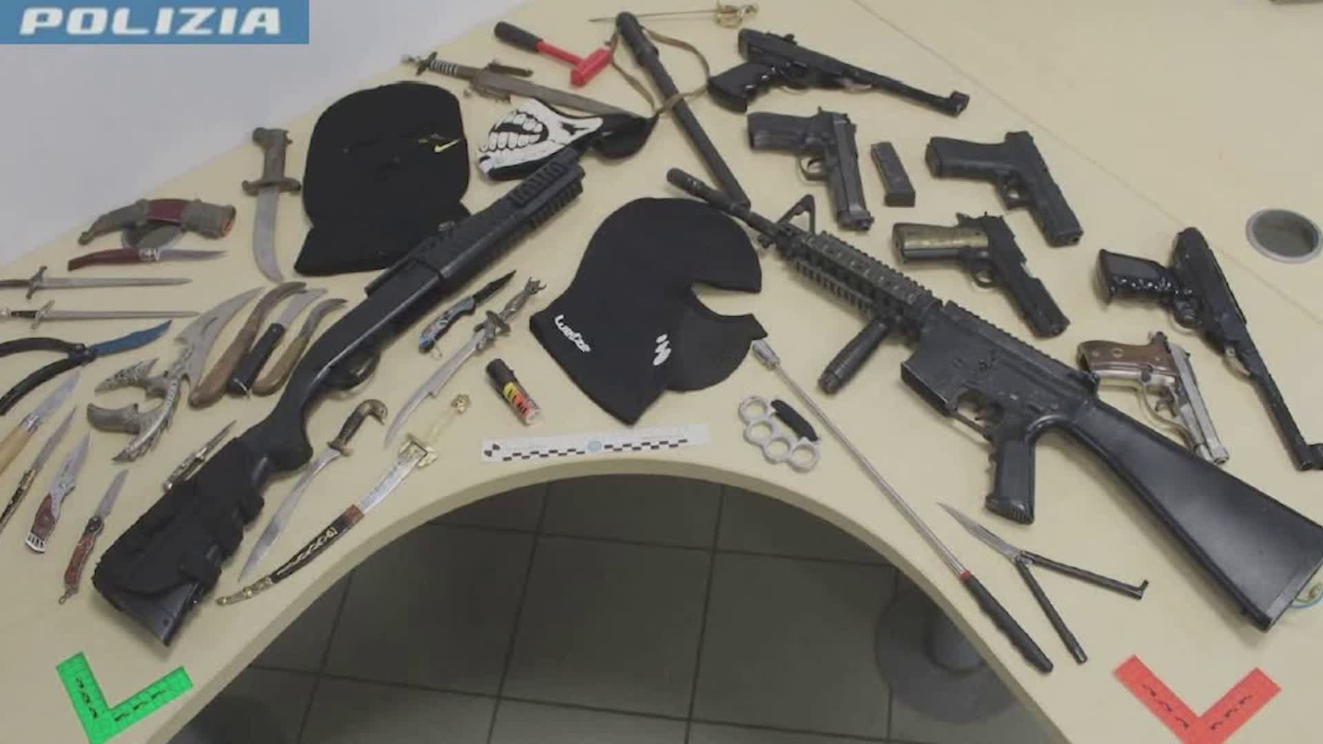Istigazione a delinquere, 25 indagati, 21 minorenni. A un 22enne sequestrati passamontagna e armi