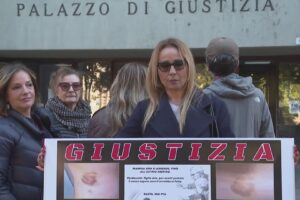 Protesta delle famiglie davanti al tribunale: “Bambini maltrattati a Villa Santa Maria”