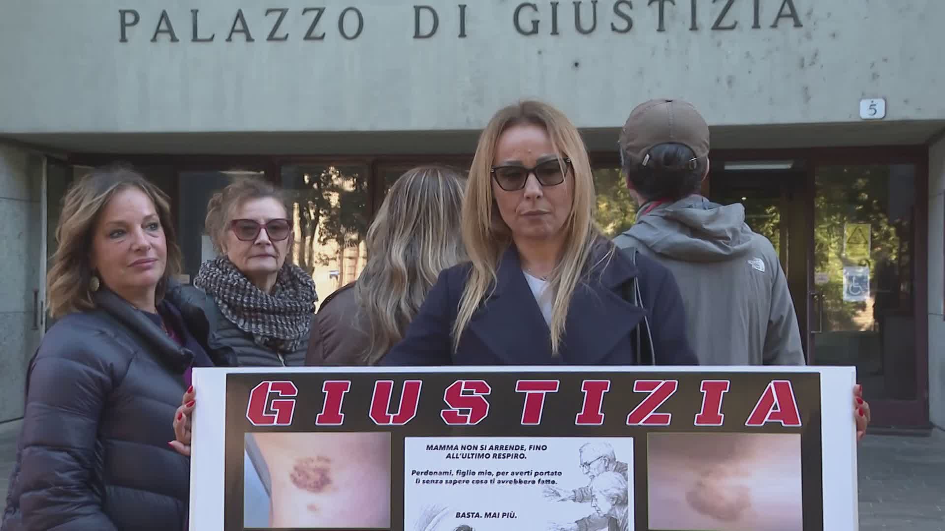 Protesta delle famiglie davanti al tribunale: “Bambini maltrattati a Villa Santa Maria”