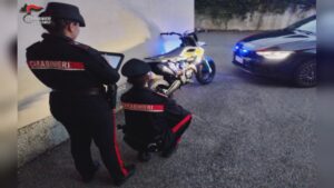 Tenta di vendere una moto rubata, 18enne denunciato per ricettazione