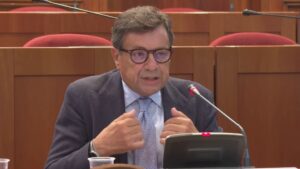 Parapetti del lungolago, Ambrosini risponde a Sertori: “Aria braccio operativo, decidano il modello”