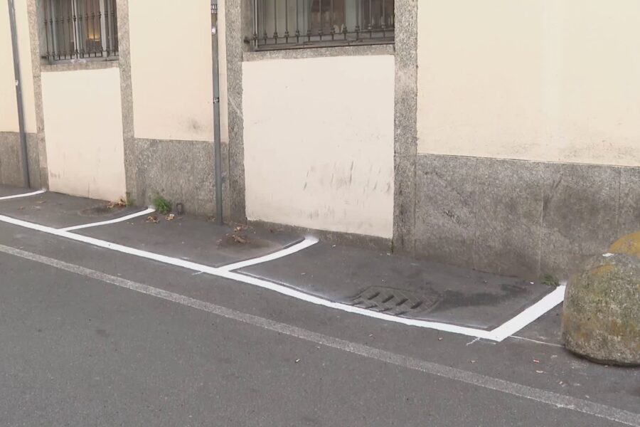 18432 Como nuovi parcheggi per le moto in pieno centro citta 1793124946