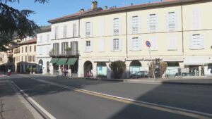 Botte e rapina a un 40enne in via Milano, arrestati un 22enne e una 15enne