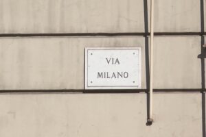 Botte e rapina a un 40enne in via Milano, arrestati un 22enne e una 15enne