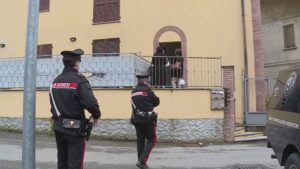 Morta a Veniano, il marito a processo: “Il suo Dna sulla cintura stretta al collo della donna”
