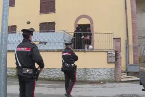 Morta a Veniano, il marito a processo: “Il suo Dna sulla cintura stretta al collo della donna”