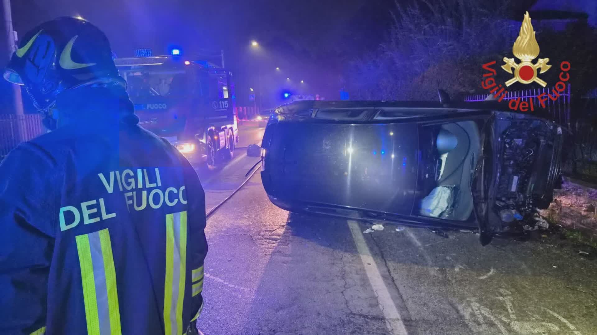 Auto fuori strada a Montano Lucino, ferite lievi per il 18enne alla guida