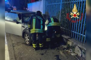 Auto fuori strada a Rovellasca, ferita 19enne