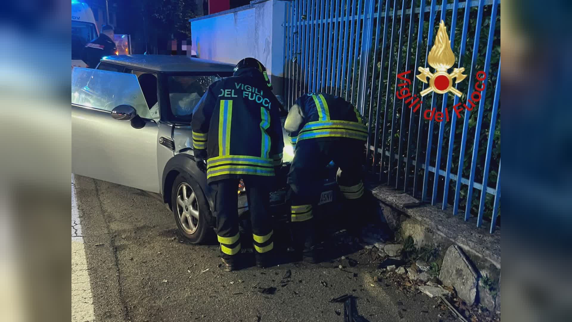 Auto fuori strada a Rovellasca, ferita 19enne