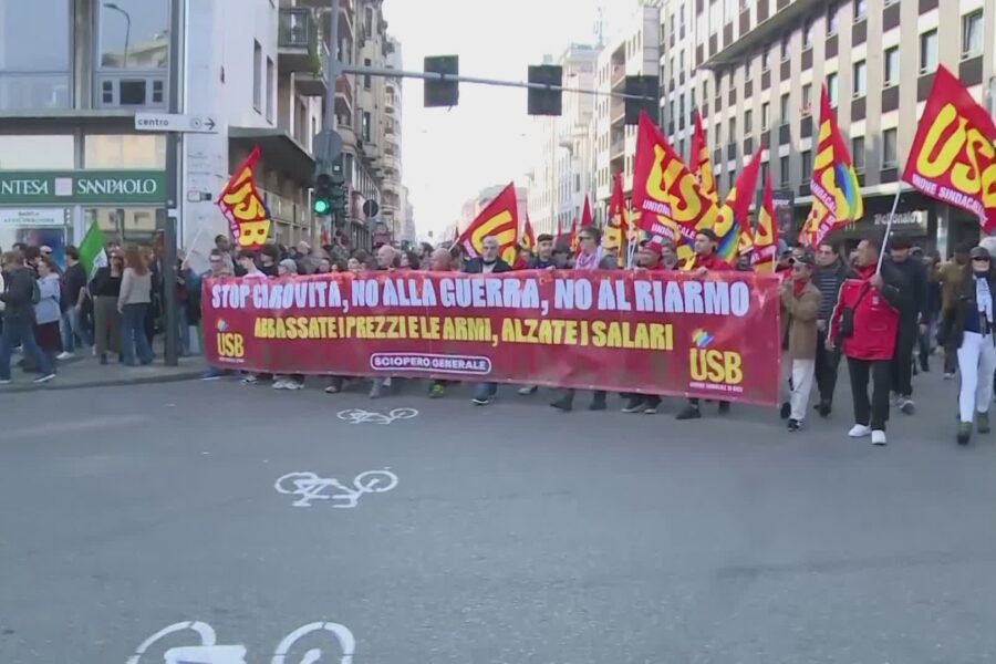 18558 Sciopero generale a Milano in 20mila al corteo. A Como presidio di protesta davanti al liceo Volta 1793381004