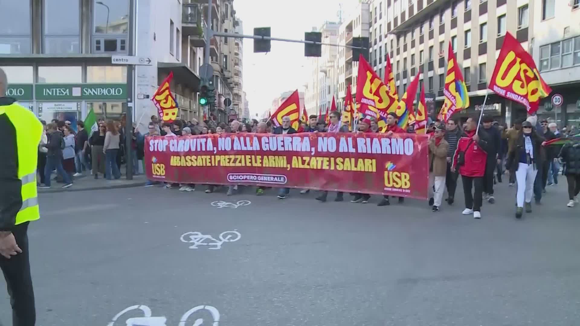 Sciopero generale a Milano, in 20mila al corteo. A Como presidio di protesta davanti al liceo Volta