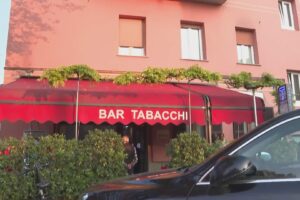 Omicidio a Vighizzolo: accoltellato fuori dal bar, muore 55enne. Fermato un 33enne di Cantù