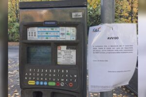 Como, chiude il parcheggio di via Castelnuovo: il sindaco aveva annunciato nell’area i posti moto