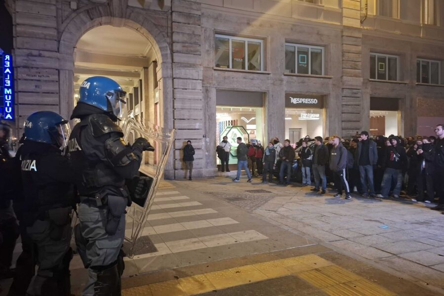 Intervento delle forze dell'ordine dopo lanci di bottiglie