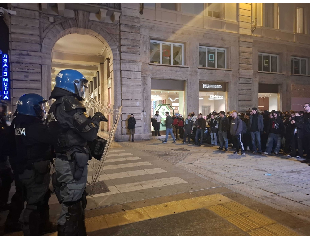++ Cariche in pieno centro al corteo Torino ++